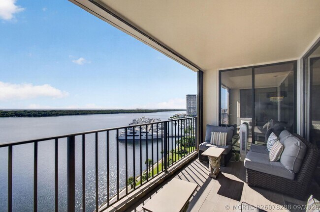 Foto del edificio - 126 Lakeshore Dr