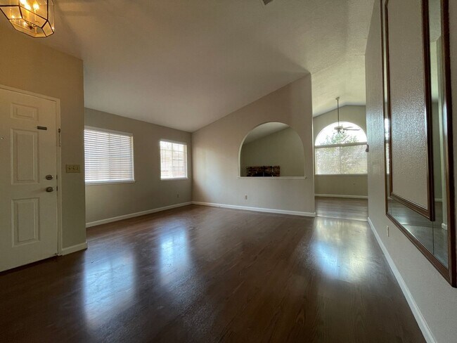 Building Photo - 1080 Camellia Ln