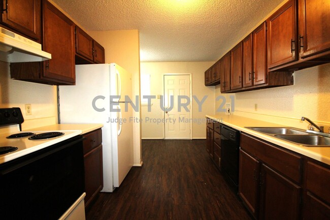 Foto del edificio - Charming 2/1 Duplex Nestled on a Corner Lot!