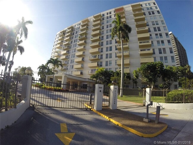 Foto del edificio - 880 NE 69th St