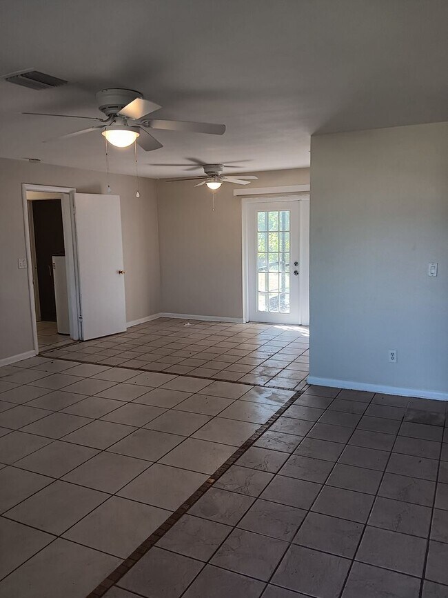 Building Photo - 3/2 Pool home available NOW