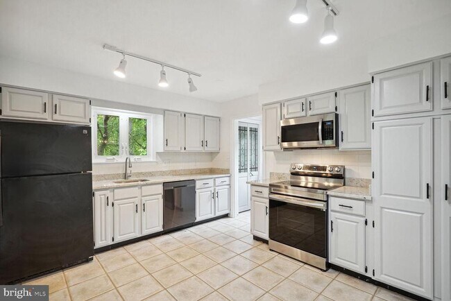 Building Photo - 8804 Delfield Ln