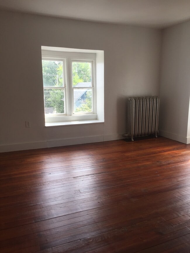 Building Photo - Large 2nd Floor, 4 Bedroom Apartment in York City Near Farquhar Park