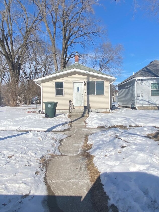 Foto principal - 3 Bed 1 Bath Home available March 1st