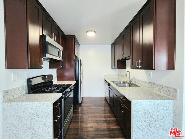 Foto del edificio - 639 Alexandria Ave