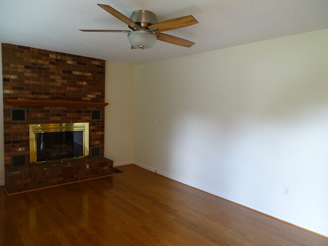 La sala de estar cuenta con chimenea de gas y mucha luz natural. - 5694 Claridge Dr