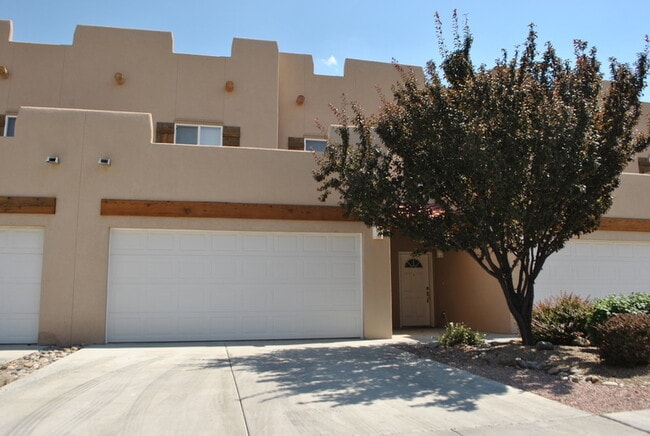 Building Photo - 1927 Hollyhock Cir