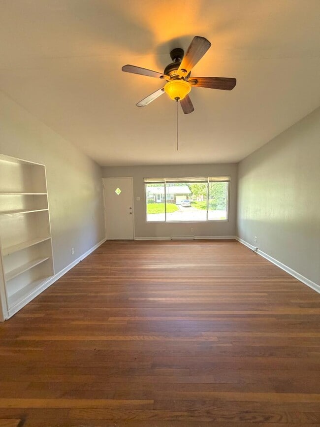 Building Photo - 2415 Castle Dr