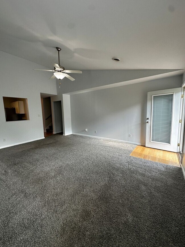 Foto del edificio - 1643 Wood Song Ln