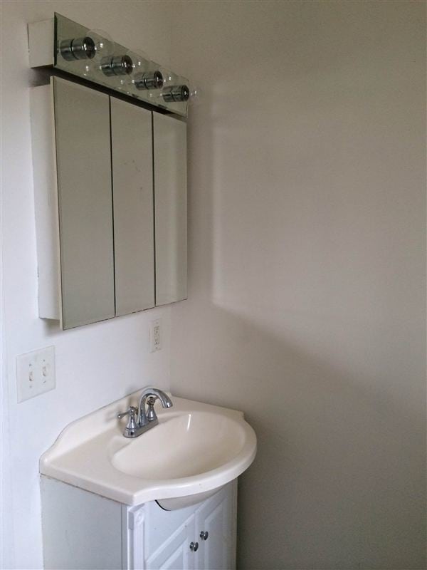 Building Photo - 3 br, 1 bath  - 279 Captain Thomas Blvd Fl 2