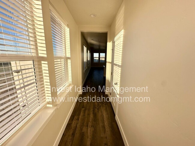 Building Photo - RENT SPECIAL! FIRST FULL MONTH OF RENT FRE...