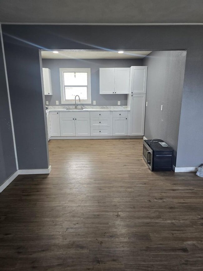 Building Photo - Newly Renovated 2 Bed 1 Bath