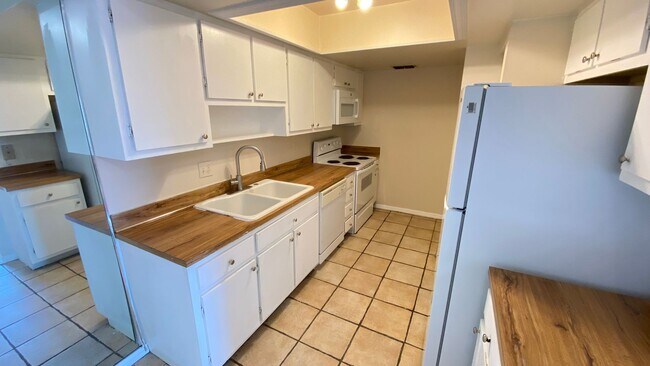 Foto del edificio - Two Bedroom, Two Bath in Orlando - Priced to Rent!