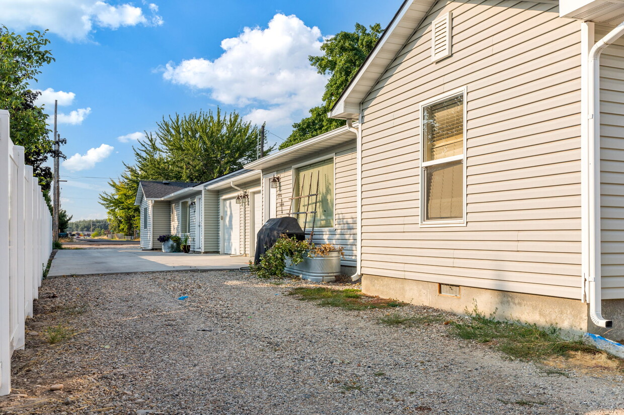 Back Unit - 9954 W Utahna Rd