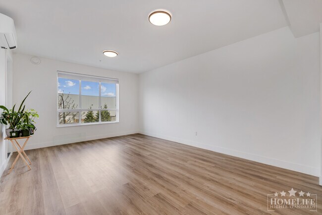 Photo du bâtiment - Modern 3 Bed 2 Bath Condo in Montrose Square with AC Parking and Transit Access