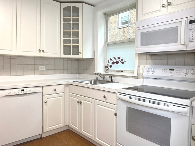 Foto del edificio - 2410 W Farragut Ave