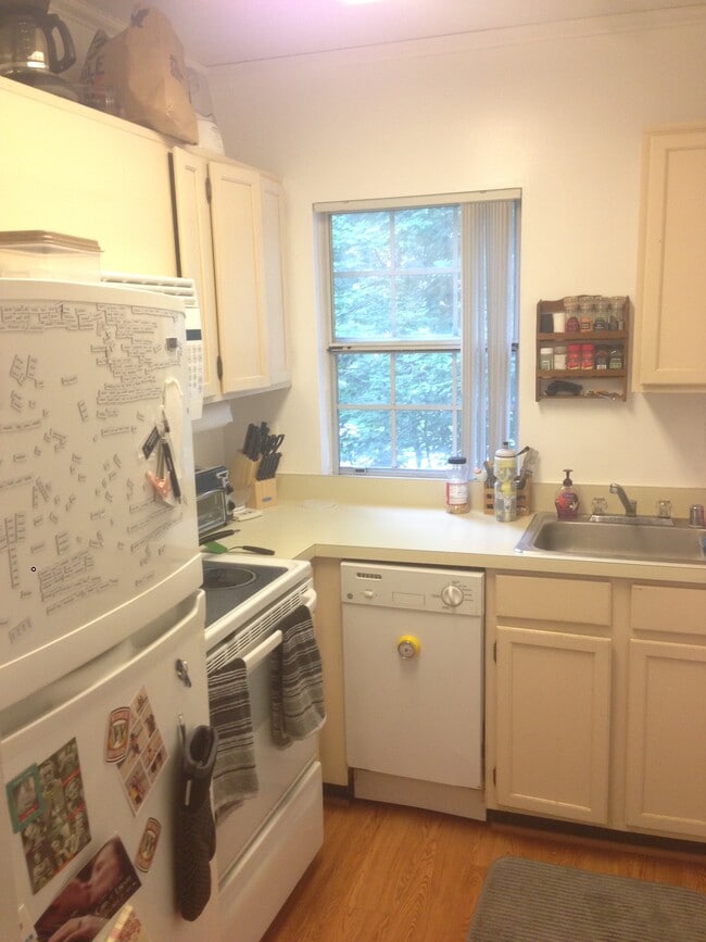 kitchen - 1909 N Rhodes St