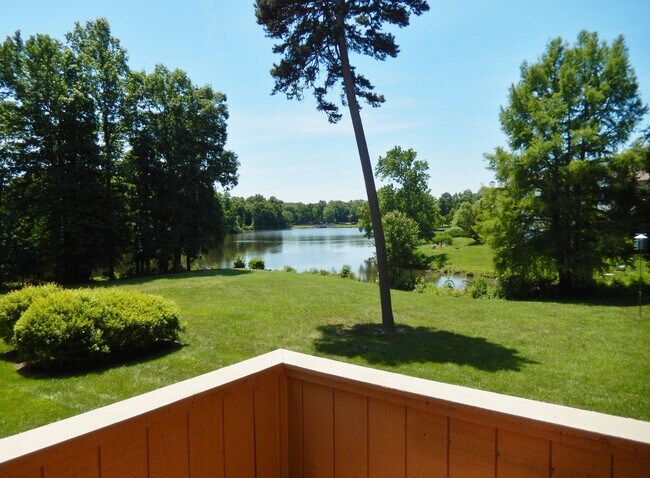 Foto del edificio - Fabulous Waterfront, 3 level townhouse
