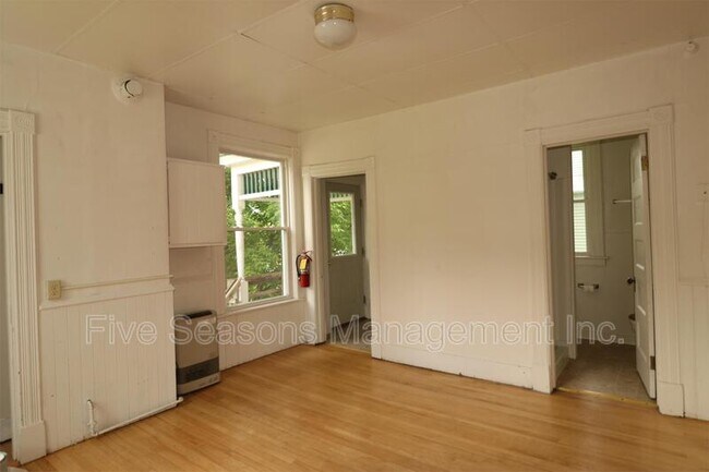 Building Photo - 134 Buell St