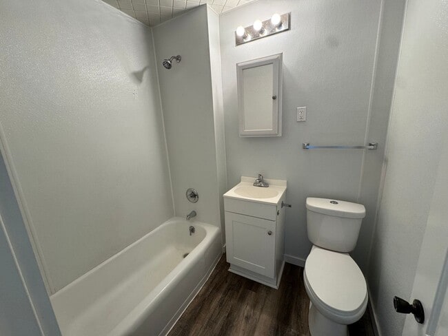 Foto del edificio - For Rent – 4 Bedroom Home in Moline (Hamil...