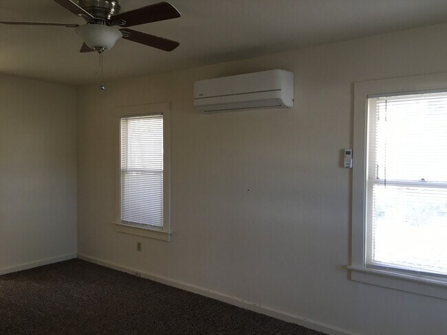 Building Photo - Maxwell 1 Bedroom Home Plus Bonus Room