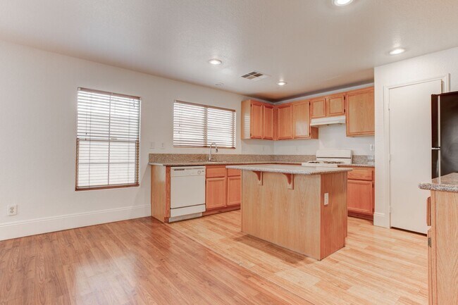 Building Photo - Charming Two-Story 3-Bedroom Home