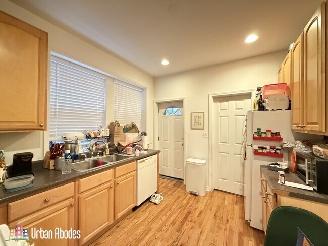 Foto del edificio - 3455 N Bosworth Ave