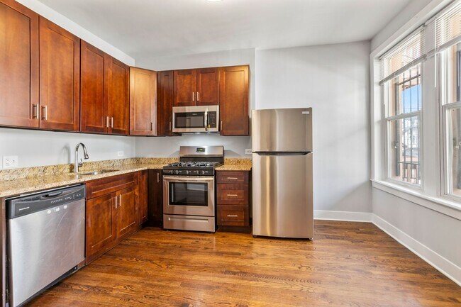 Building Photo - Top Floor, 2bed/1bth W/Outdoor, Wicker Park,  Avail 9/1