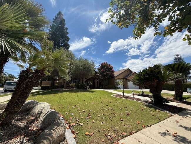 Building Photo - Elegant 4-Bedroom Home in the Prestigious ...