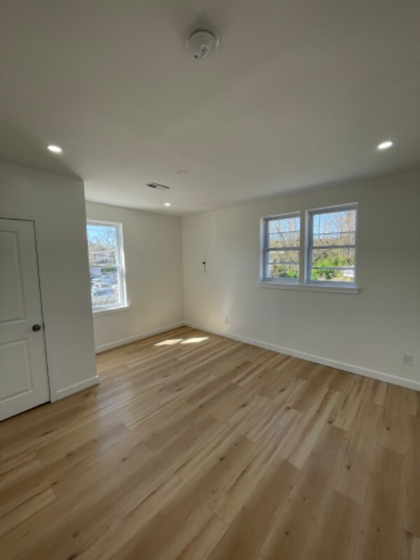 Building Photo - 561 W Fisher Ave