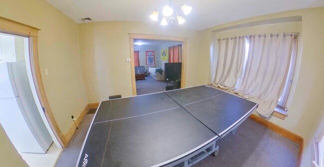 Foto del edificio - 3D Tour Available-Just a Few Blocks to Cam...