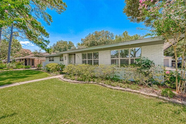 Foto del edificio - 5611 Briarbend Dr