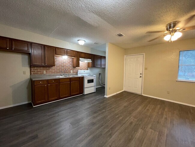 Foto del edificio - AVAILABLE NOW 2 BEDROOM 1 BATH DUPLEX IN H...