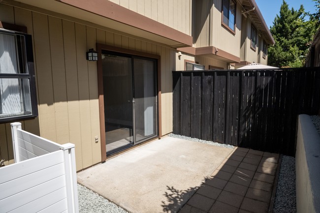 Building Photo - Cedar Court Townhomes