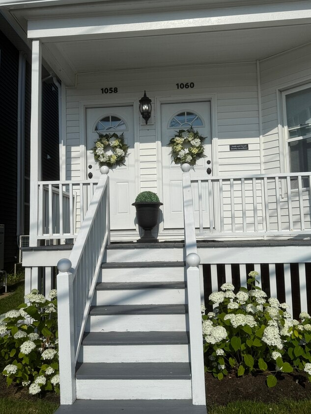 Primary Photo - 1060 Forest Ave