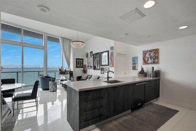 Foto del edificio - 665 NE 25th St