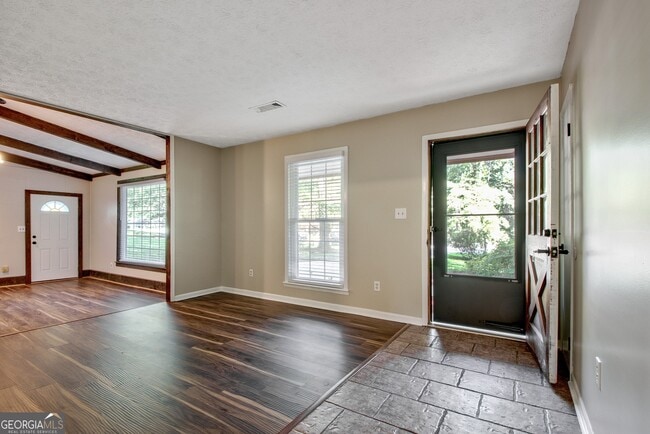 Building Photo - 11 Logwood Ln