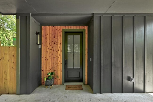 Building Photo - 4614 Englewood Dr