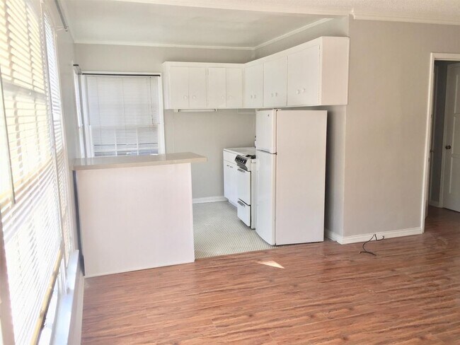 Building Photo - 4634 Los Feliz Blvd 2