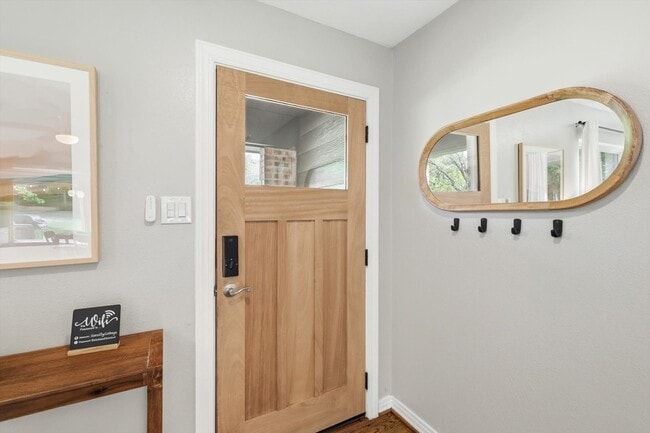 Building Photo - 215 Varsity Cir