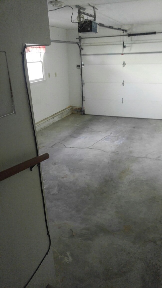 Building Photo - 402 Flora Ave