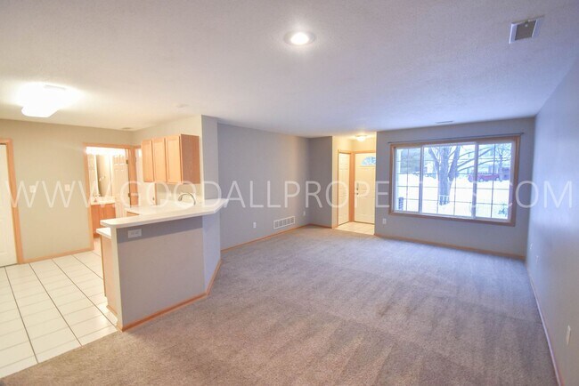 Foto del edificio - Beautiful 2 bedroom, 2 bath Town house in West Des Moines