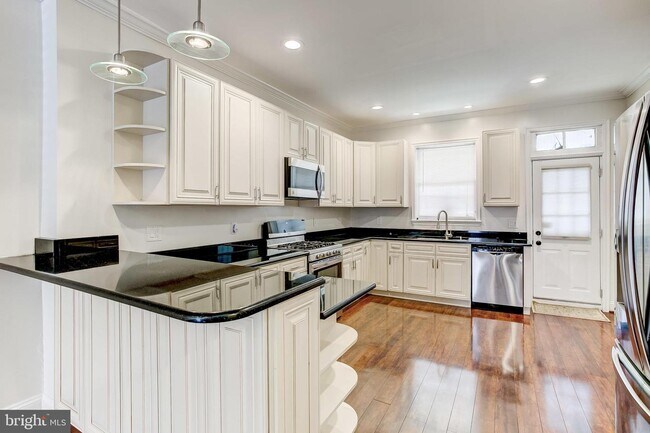 Building Photo - 419 S Macon St.
