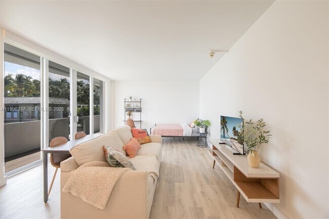 Foto del edificio - 770 NE 69th St