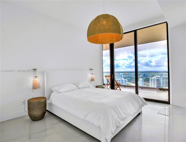 Foto del edificio - 18975 Collins Ave