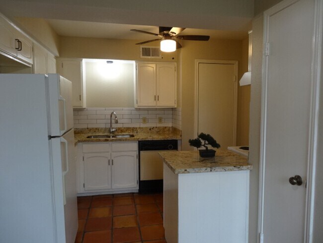 Foto del edificio - 5522 Deep Forest Dr