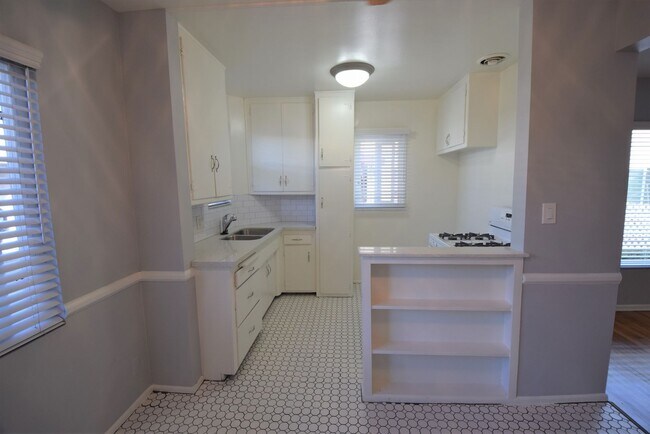 Foto del edificio - 823-25 S Orange Grove Avenue