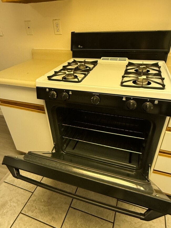 Building Photo - Nicely Redone Single Family Townhome