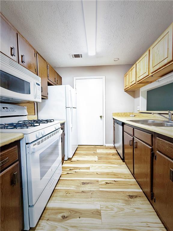 Building Photo - 2887 Lakemont Dr SW