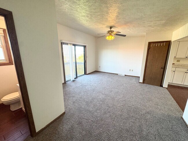 Foto del edificio - 2 Bedroom/ 1.5 Bath - New Kitchen and Carpet